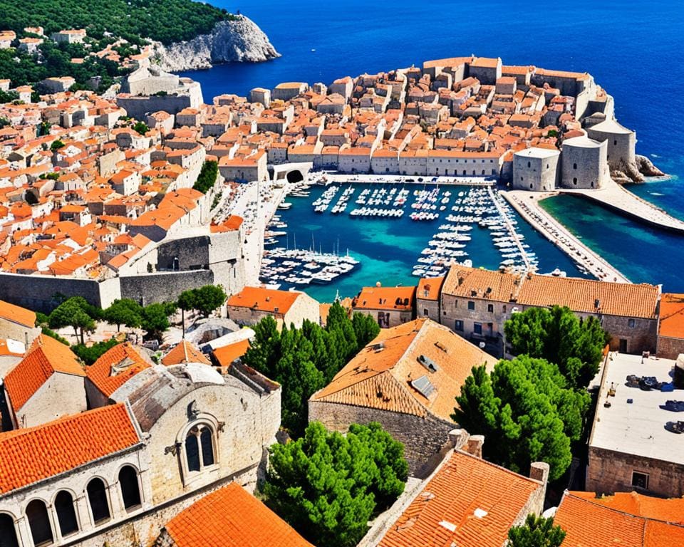 Wandel over de oude stadsmuren van Dubrovnik, Kroatië