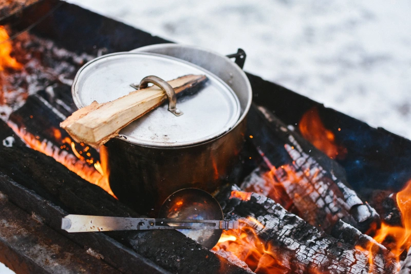 vuur-en-ijs-weekend-kampvuur-koken